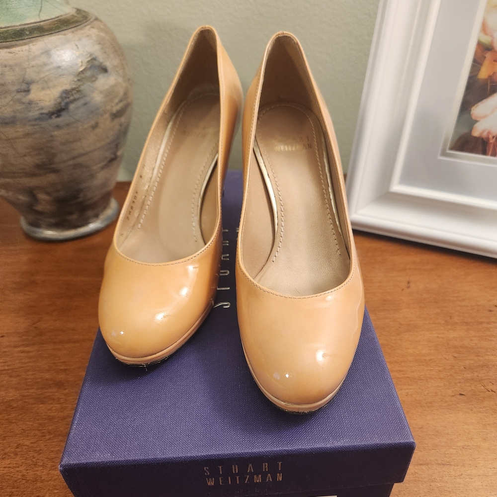 Stuart Weitzman "Blog" Closed Toe Pump